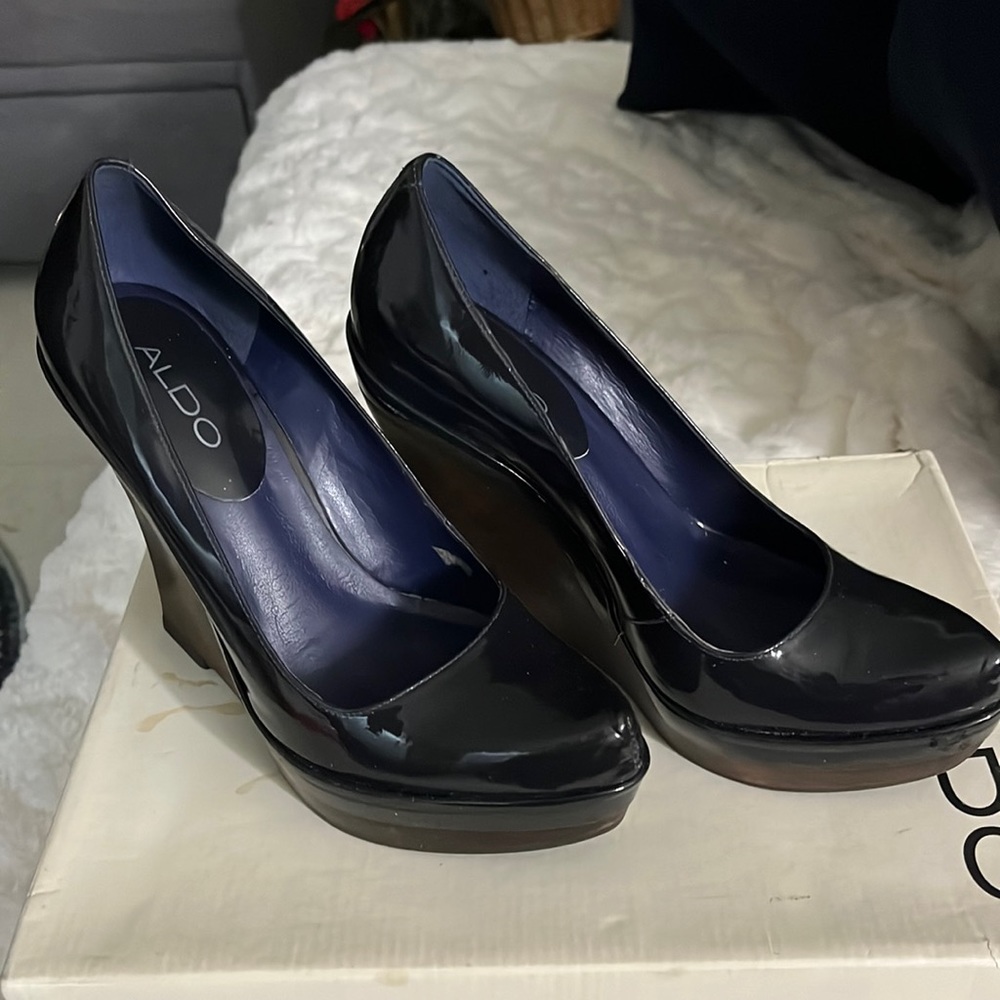 Also blue pattern leather platform shoes